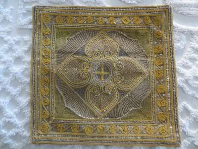 FUNDA DE ALMOHADA CON CREMALLERA Y LENTEJUELAS DORADAS METÁLICAS SIN USAR - 14" x 14" cuadrada Foto 1 de 4