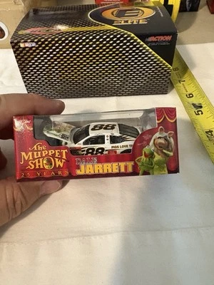 Carro fundido RCCA Nascar 02 UPS Muppets 25 anos #88 Dale Jarrett 1/64 LE 1/2196 - Imagem 1 de 4