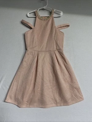 Monteau Girl: Vestido tejido gofre rosa, cuello adornado con diamantes y perlas, 10 (M) Foto 1 de 4