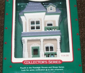 1987 Hallmark Ornament Nostalgic Houses and Shops #4 House on Main St Sin usar, en caja - Imagen 1 de 2