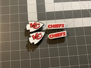 KC Chiefs Manschettenknöpfe, 2 Sets, Gummi, neu unbenutzt - Bild 1 von 4