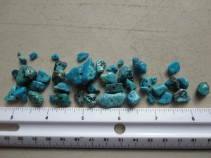 1012 TÜRKIS GETROMMELT CHIP UND NUGGET PERLEN.  EX GESCHLOSSENER OLD TIME ROCK SHOP - Bild 1 von 3