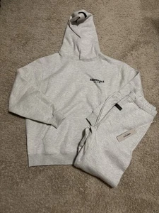 Conjunto de sudadera con capucha y pantalones deportivos Fear Of God Essentials de avena ligera talla X grande - Imagen 1 de 3