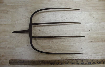 Horquilla agrícola antigua de hierro de 4 dientes, horquilla de heno, 13-3/4" de largo 8-3/8", colgador de pared Foto 1 de 4