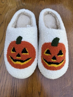 Lindas pantuflas de otoño blancas de Halloween con diapositivas de calabaza para mujer talla SM 6-8 USADAS EN EXCELENTE ESTADO Foto 1 de 4