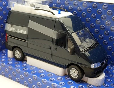 Norev escala 1/24 diecast 771074 - Fiat Ducato Carabinieri - azul oscuro Foto 1 de 4