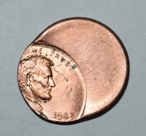 168d. A 1983 P LINCOLN MEMORIAL CENT RED, STRUCK 65% OFF CENTER ERROR - Picture 1 of 2