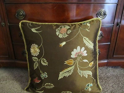 "Almohada 100 % seda en relieve dorada floral marrón chocolate 20"" cuadrada con cremallera" Foto 1 de 3