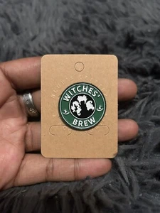 Hexengebräu Emaille Pin Hokuspokus Motiv Anstecknadel Kaffee Geschenk Halloween - Bild 1 von 3