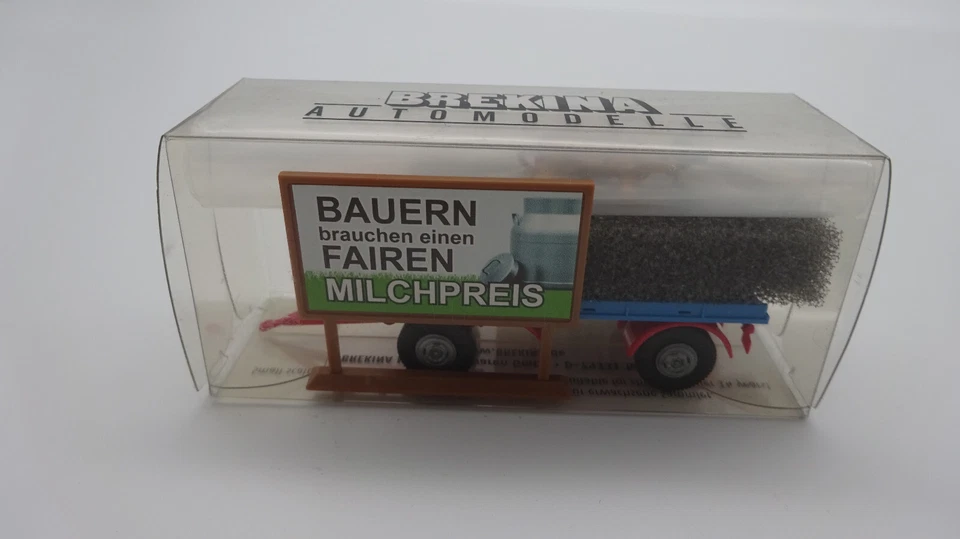 55236 Brekina Leichtanhänger mit Werbetafel und Kuh - Die faire Milch - 1:87 - Bild 1 von 4