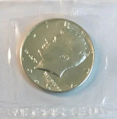 1965 SMS 40% SILVER KENNEDY HALF DOLLAR IN MINT SET CELLO - Image 1 of 2
