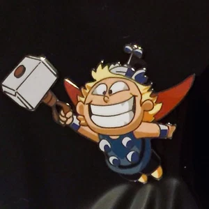 Pin esmalte Skottie Young Thor SDCC 2018 exclusivo de Marvel edición limitada - Imagen 1 de 1