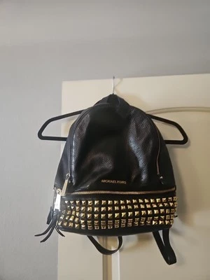 Mochila Michael Kors Back con tachuelas usada en excelente estado Foto 1 de 4