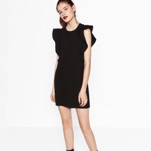 Vestidos negros de Zara que te enamorarán estas rebajas - De efecto chaleco