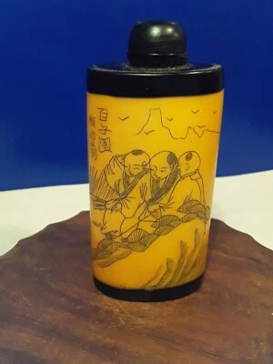 Botella de tabaco vintage de resina tallada con tapa de madera Foto 1 de 4