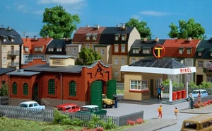 Gasolinera Auhagen 12227 con taller de automóviles - kit - escala H0 y TT - nueva en embalaje original - Imagen 1 de 1