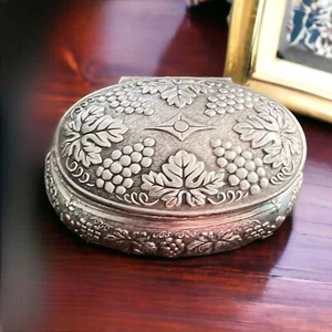 Silberfarbene Schmuckschatulle Traubenrelief rot Samt gefüttert Vintage Kosmetik Geschenk - Bild 1 von 6