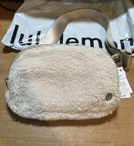 Lulululemon Everywhere Gürteltasche Fleece Sherpa Natur Elfenbein/TRNH Neu mit Etikett *NEU!* - Bild 1 von 2