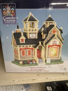 Carole Towne Village Ceramics Jone's School 2013 Retired Excellent In Box - Bild 1 von 9