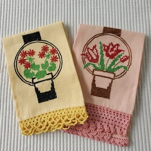 2 Kreuzstich Handtücher rosa gelb Vintage 23,5 Zoll x 13,5 Zoll Spitzenborte handgefertigt - Bild 1 von 7