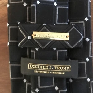 Donald J. Trump Signature Collection Neck Tie. 100% Silk. Mint Condition. - Picture 1 of 5