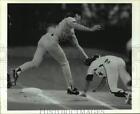 1991 Press Photo Houston Astros Baseball Player Tries To Avoid Tag At First Base