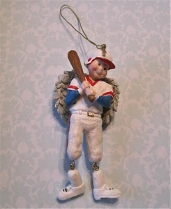 JUNGE ENGEL BASEBALLSPIELER Harz Weihnachtsschmuck verbunden baumelnde Beine ~ 4" hoch - Bild 1 von 2
