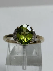 10K Gelbgold ovale Form natürlicher Peridot und 0,08ct Diamantring Größe 6,75 NEU - Bild 1 von 13