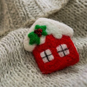 Felted Christmas House Pin – Handmade Wool Brooch – Xmas Gift – Eco Jewelry - Picture 1 of 4