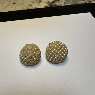 Pendientes de clip de perlas de imitación tono dorado Trifari corona vintage perlas faltantes Foto 1 de 4