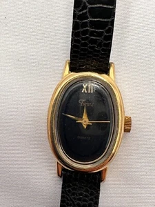 Reloj para mujer Timex carcasa dorada ovalada correa facial negra 7" - Imagen 1 de 9