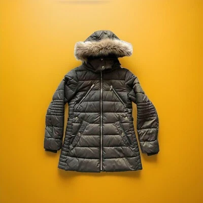 Chaqueta acolchada Zara TRF Prendas exteriores Cremallera completa Cuello de piel sintética Capucha Verde Mujeres S Foto 1 de 4