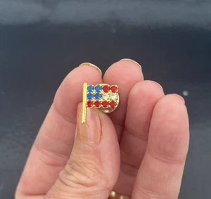 Rhinestone American Flag Lapel Pin Brooch Gold Tone Red White & Blue Vintage - Picture 1 of 6