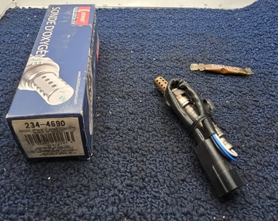 Denso 234-4690 Oxygen Sensor Fits Fits 1998-01 Hyundai Tiburon, 1998-00 Elantra - Image 1 of 4