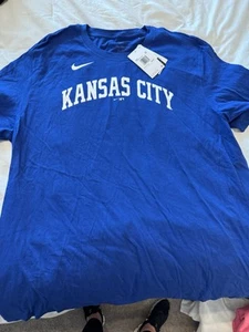 Men’s XXL Kansas City Royals Tshirt Lopez #8 NWT - Picture 1 of 4