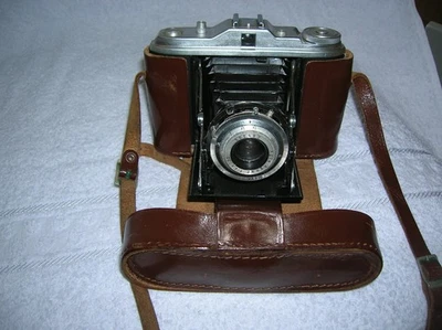 AGFA Isolette  - Klappkamera mit Tasche und Blitzlichtgerät dabei - Bild 1 von 4