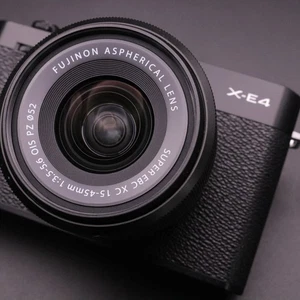 Kit de lentes Fujifilm X-E4 negro + XC 15-45 mm obturador como nuevo 3679 probado en Japón - Imagen 1 de 20