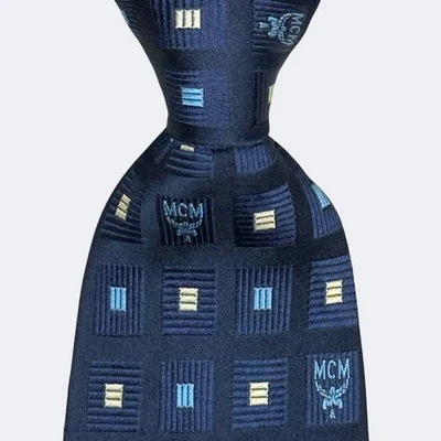 CORBATA MCM SEDA VINTAGE HOMBRE LOGO DISEÑO GEOMÉTRICO COLOR AZUL HECHA EN ITALIA Foto 1 de 4
