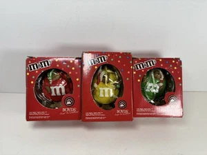 3 JUNGEN BÄREN & M&M'S rot, grün, gelb PEEKER ORNAMENTE 3" Harz Weihnachtsmütze - Bild 1 von 8