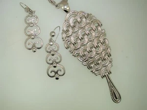 VINTAGE 70ER JAHRE ÄRA MONET GEBÜRSTETES SILBER ANHÄNGER & OHRRINGE! - Bild 1 von 10