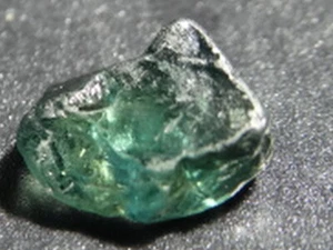 Sapphire, Faceting Sapphire, Natural , Rough Parti Color 1.46 ct Sapphire. - Picture 1 of 5