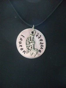 Giraffe Mutter Freund personalisiert individuell 2 Namen handgestempelt 1" Aluminium Halskette - Bild 1 von 5