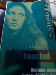 Libro de bolsillo 2 Haunted by Melinda Metz de HUELLAS DACTILARES - Imagen 1 de 3