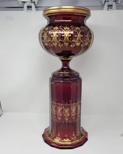 Urna grande Harrach rubí bohemio con pedestal años 1830 21" estilo gótico - Imagen 1 de 23