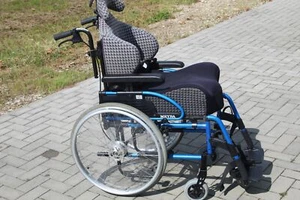 Meyra Rollstuhl 1.736 + Meybrand Tiga Sitz SB:40cm mit Trommelbremse - Bild 1 von 11