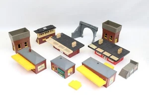 Triang STATION WATER TOWERS ENGINE SHED PLASTIC BUILDINGS OO GAUGE JOBLOT D9 - Picture 1 of 24
