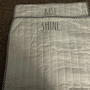 Rae Dunn Rise And Shine Euro Shams 26x26 2er Set - navy gestreift und weiß - Bild 1 von 4