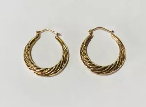 9 Karat Gelbgold gestempelt verdreht poliert Ohrringe - Bild 1 von 2