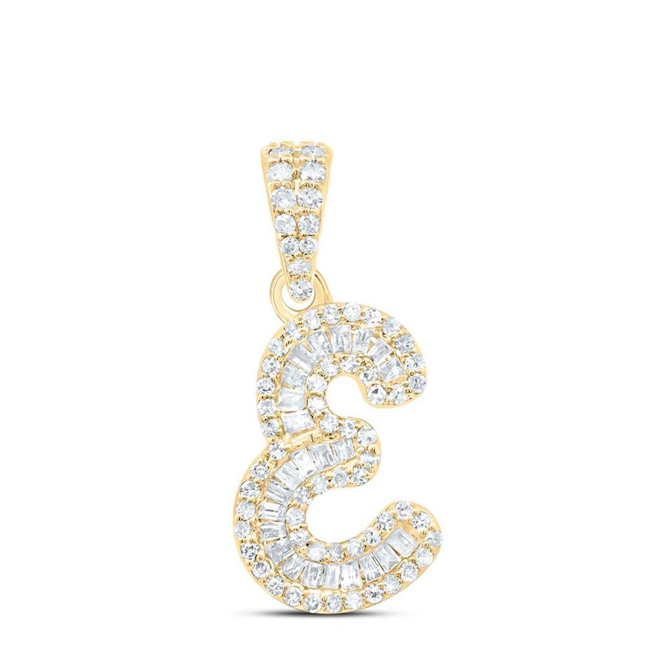 Colgante Baguette de oro amarillo de 10 quilates con diamantes para mujer con escritura fuente inicial E 1/3 quilates Foto 1 de 1