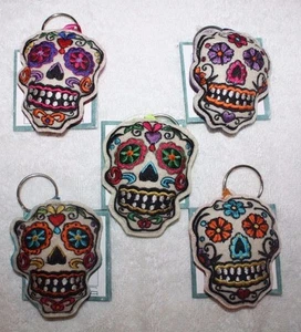 Schlüsselanhänger Karma Living Sugar Skull Kopf Baumwolle Stickerei Neu - Bild 1 von 4